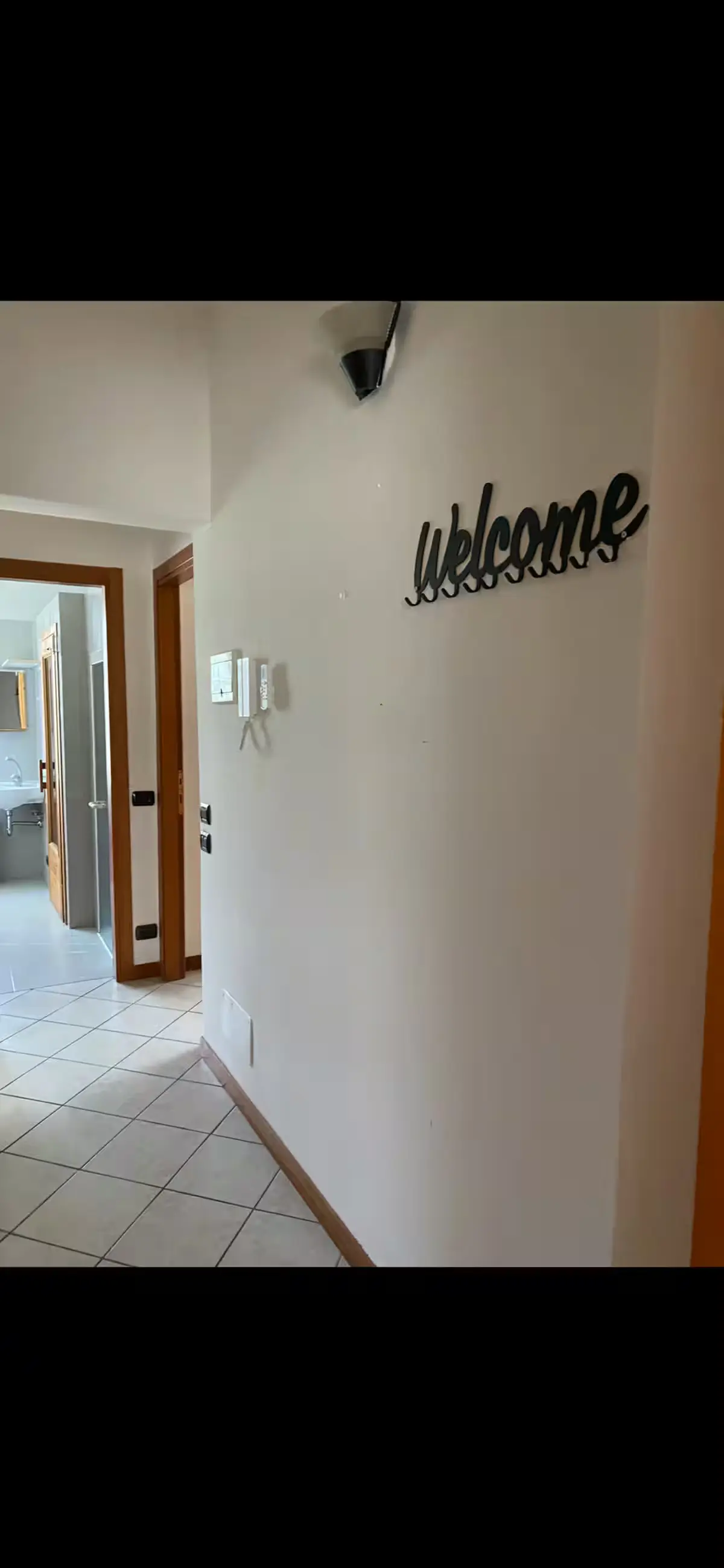 Apartment entryway with decorative welcome sign