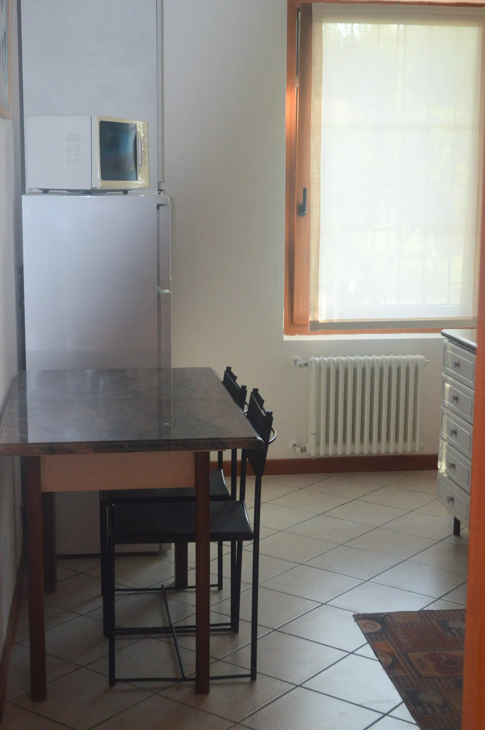 Tavolo e sedie della cucina
