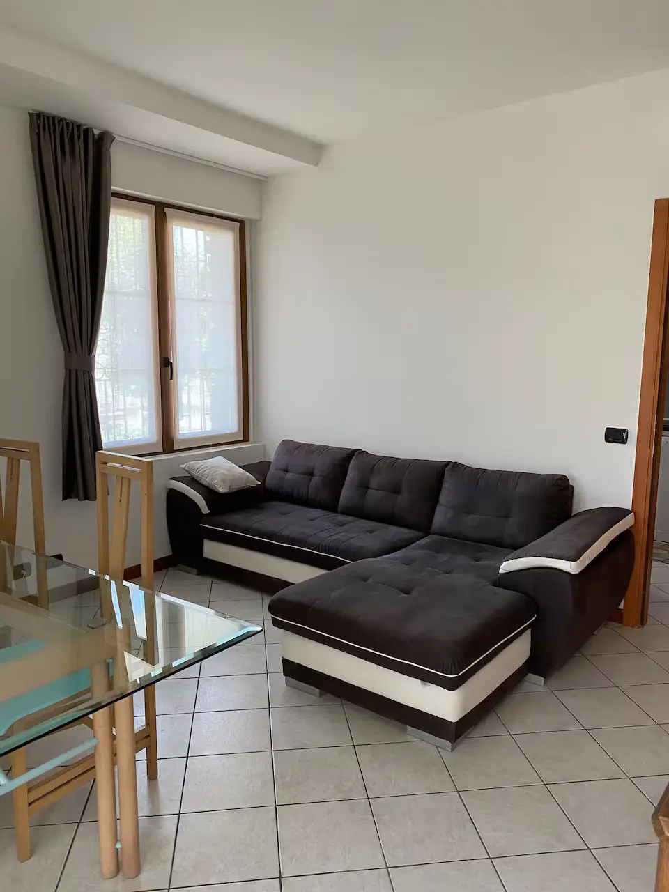 Vista ampia del soggiorno con divano e tavolo da pranzo