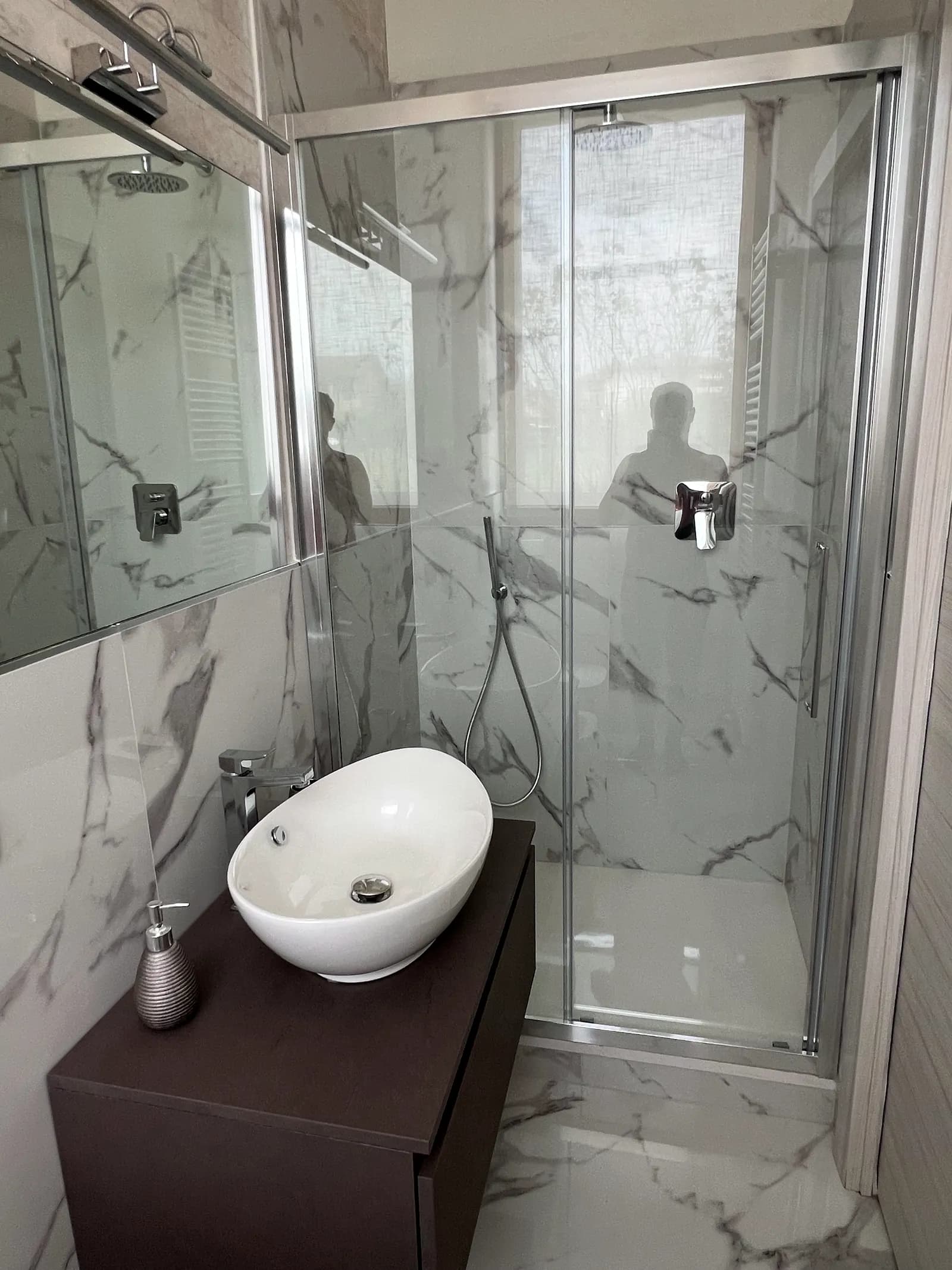 Bagno in marmo della suite con bidet e scaldasalviette