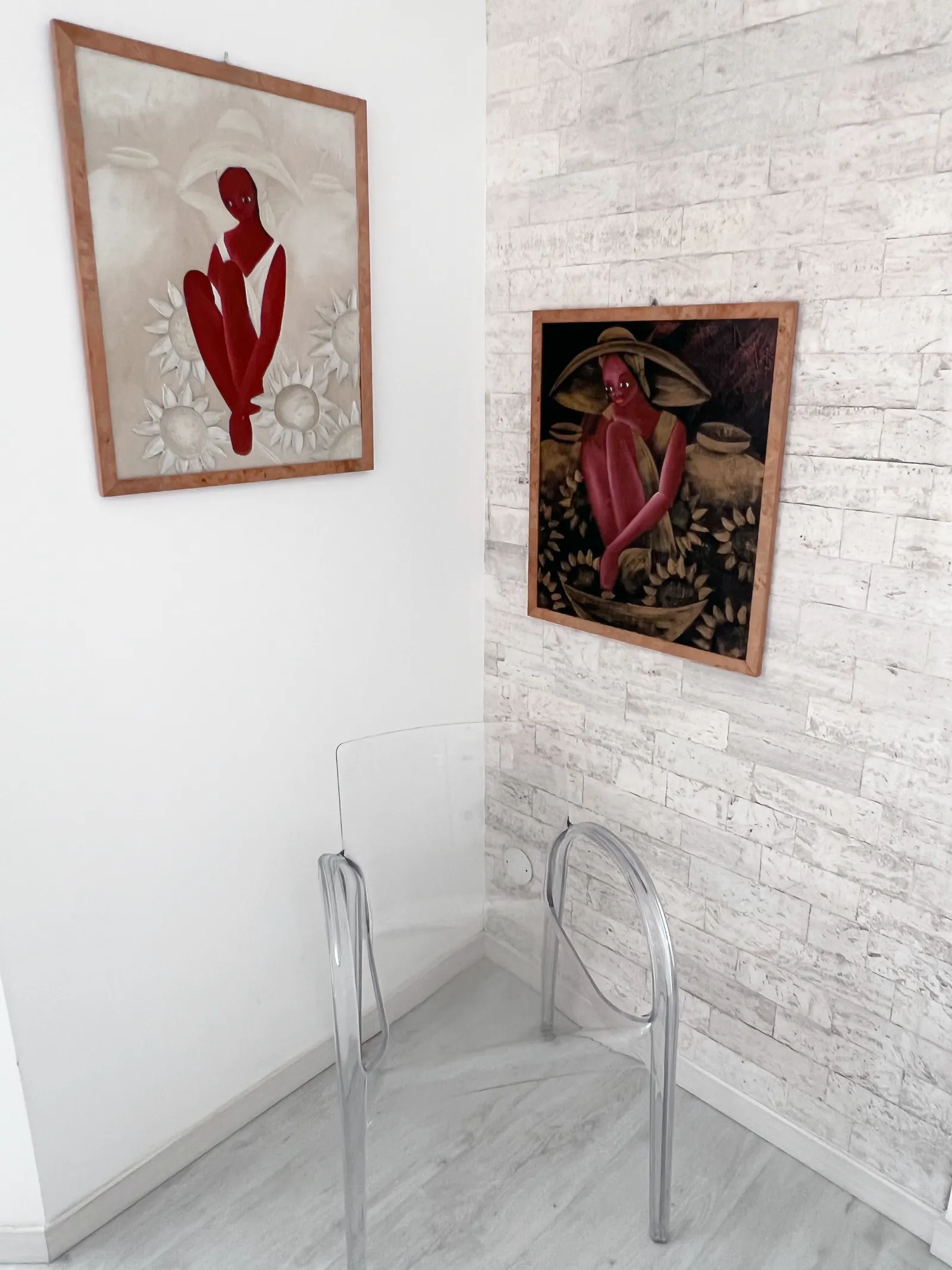 Scrivania della suite con stampe d'arte e parete in pietra