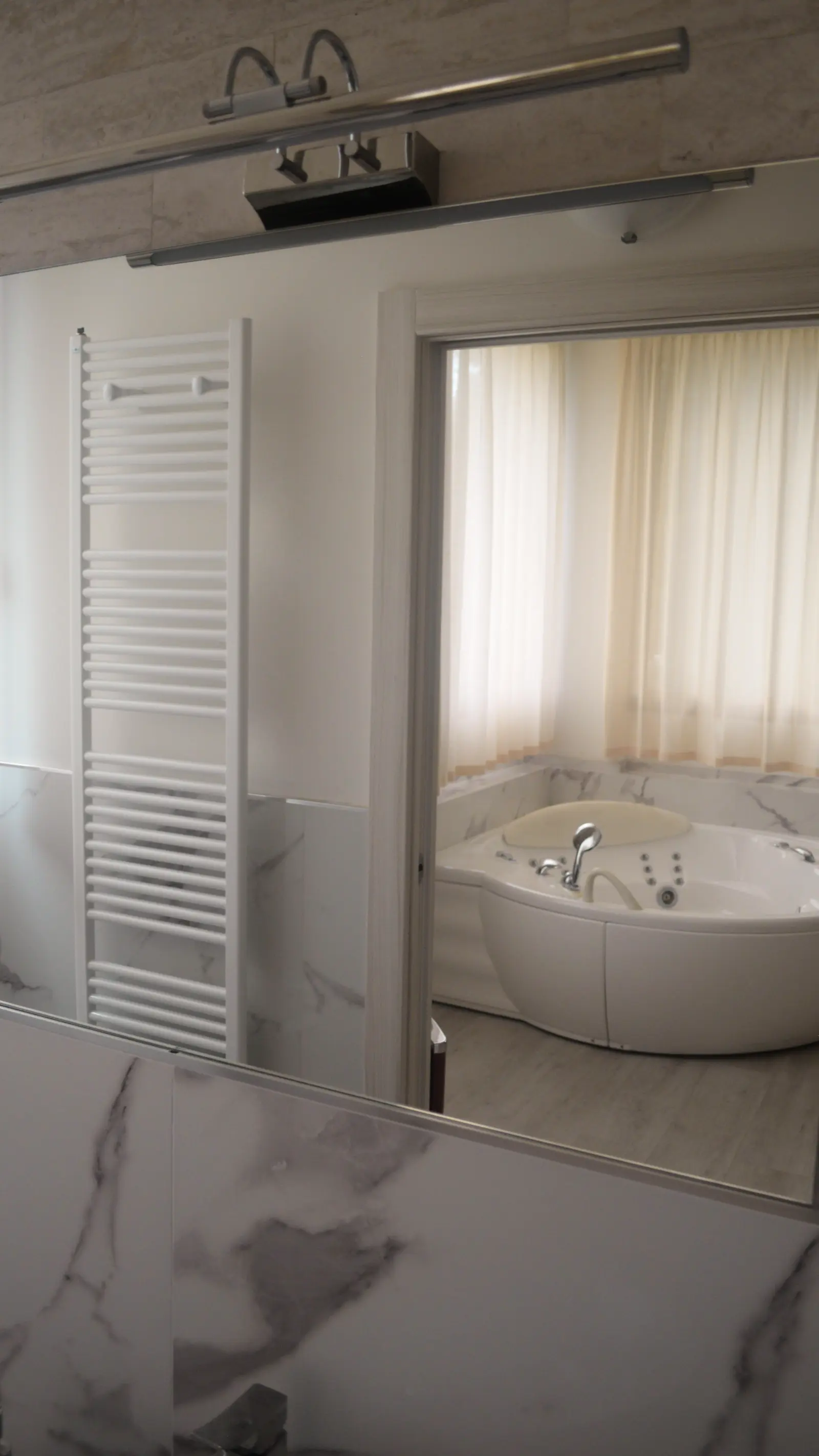Jacuzzi privata vista dalla porta del bagno