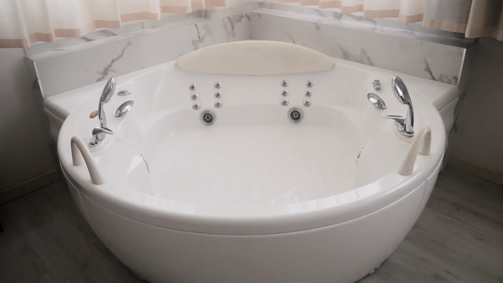 Getti della Jacuzzi e rubinetteria cromata