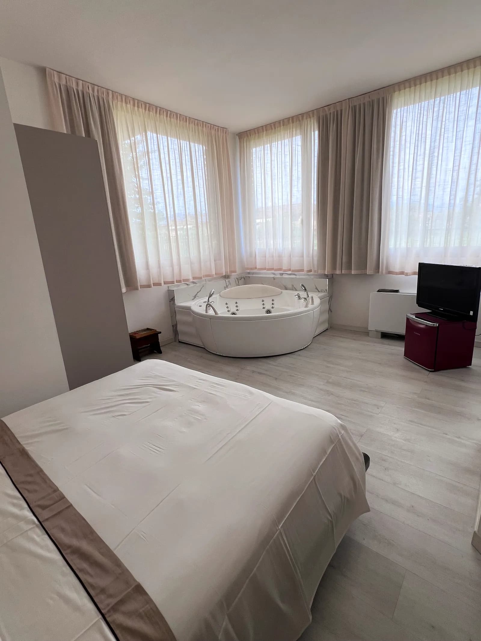 Suite bedroom and private Jacuzzi overview