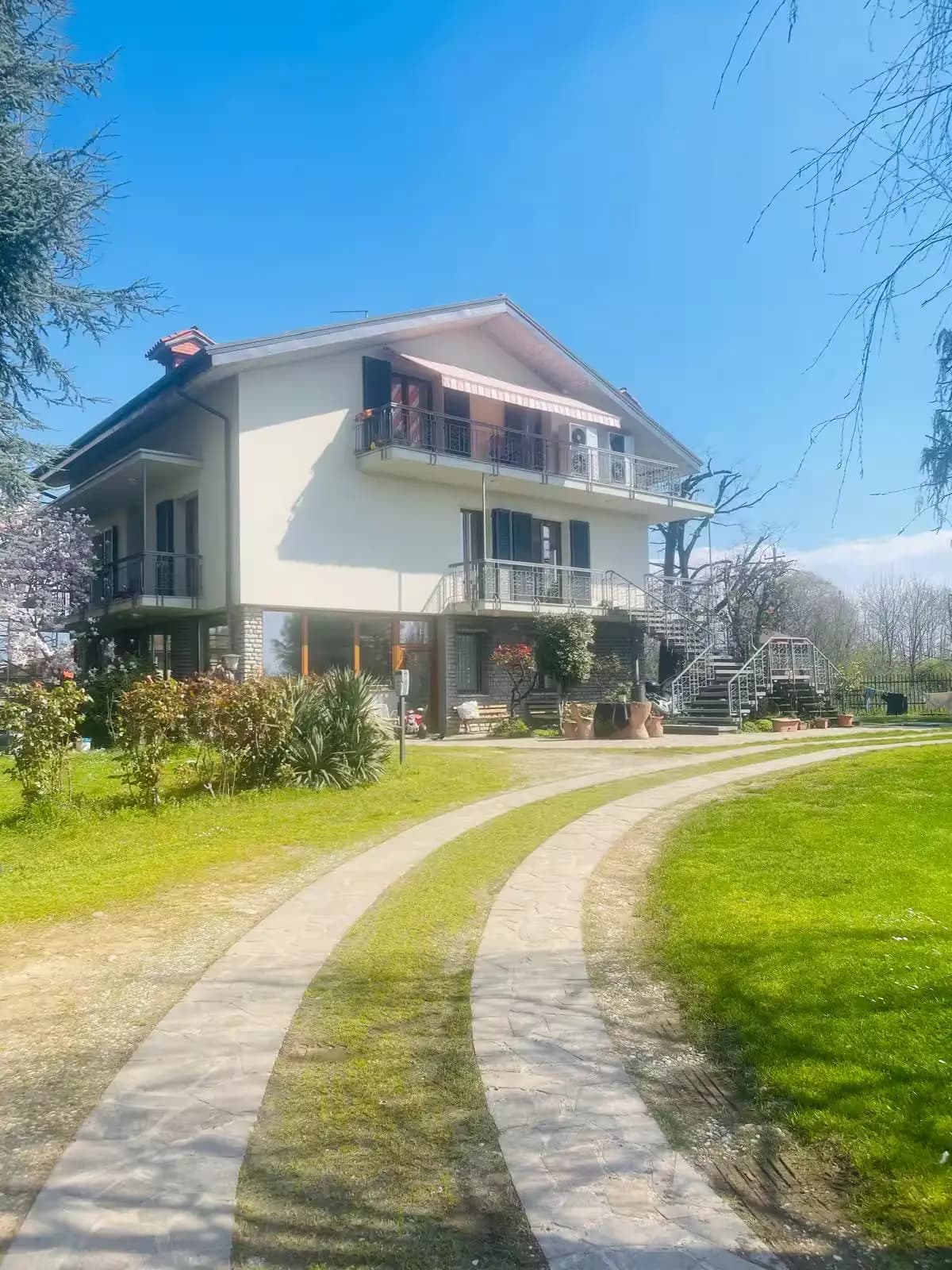 Esterno di Villa Gabri 25 con balconi e vialetto del giardino