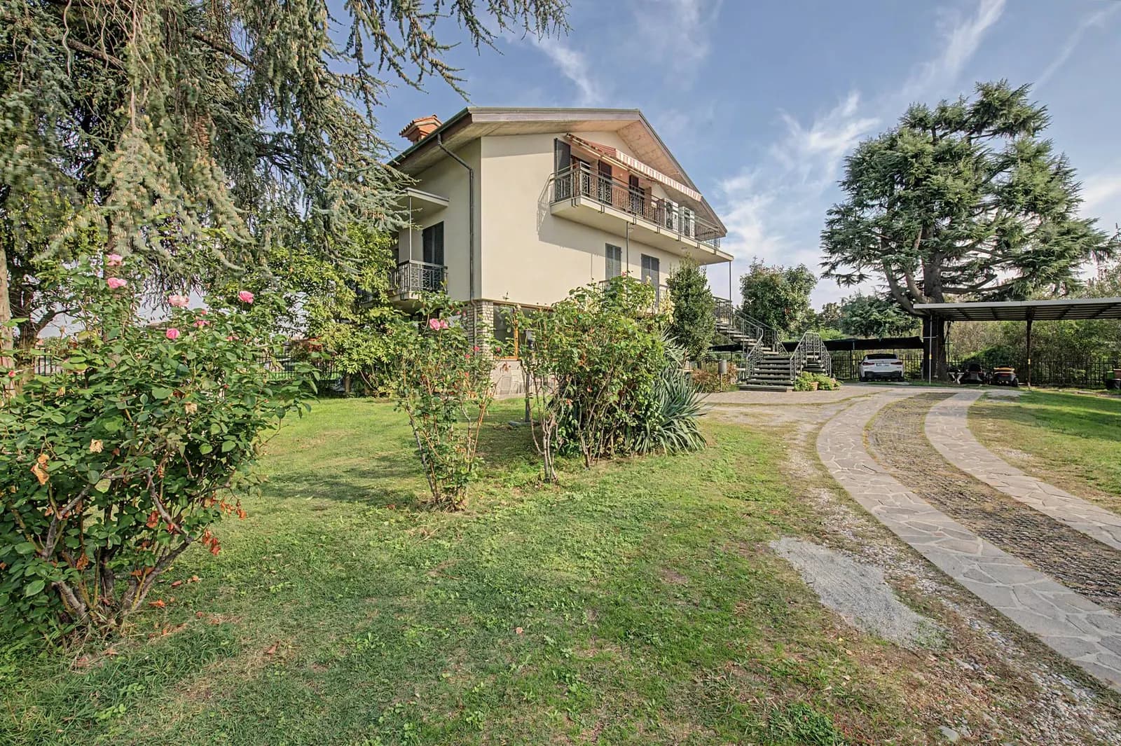 Villa Gabri 25 nel suo giardino a Seriate, vicino a Bergamo
