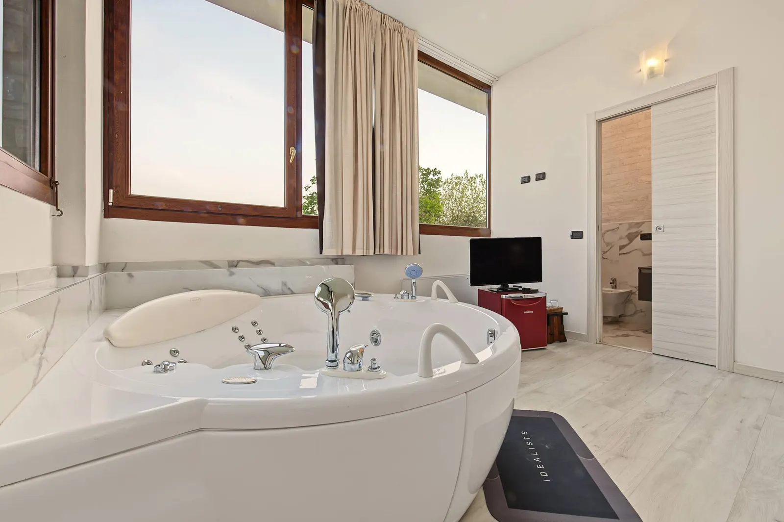 La jacuzzi, con la porta del bagno sullo sfondo